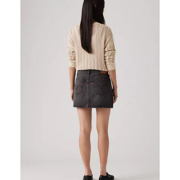 NWT Levi's Premium Icon Denim Skirt Dark Mirror Black Raw Hem Size 25 - Picture 2 of 14
